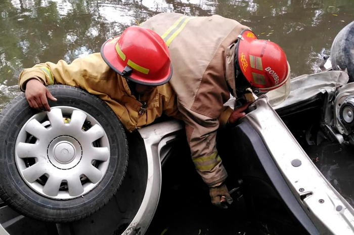 Auto cae al Río Lerma 2