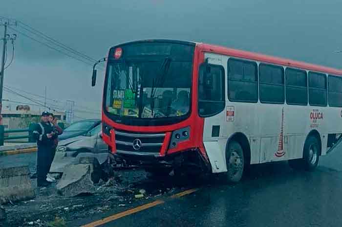 Autobús_choca_contra_auto_en_puente_de_Paseo_Tolloca_hay_una_herida.jpg