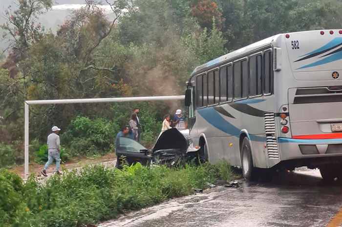 Autobús choca contra auto en vía Tenancingo Toluca hay un lesionado 2
