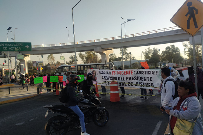 Bloquean_vía_Morelos_en_Ecatepec_exigen_liberación_de_maestra_acusada_de_acoso.png