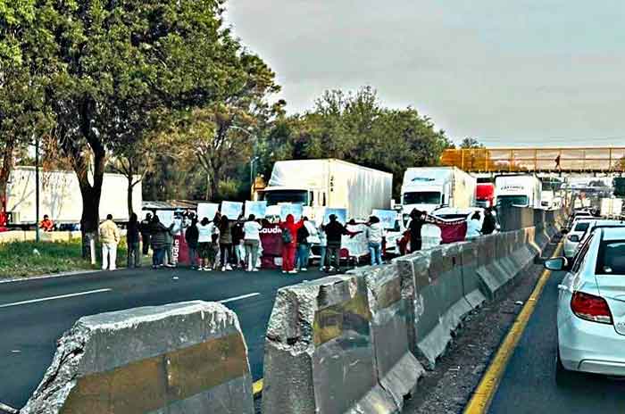 Bloqueo_en_la_México-Querétaro_causa_caos_vial_2.jpg