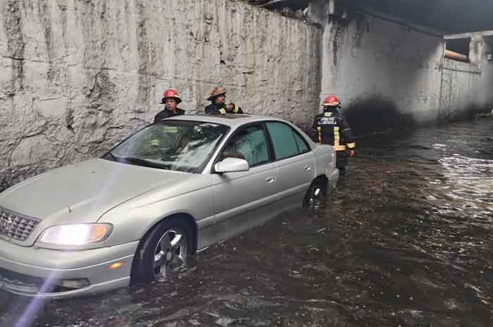 Bomberos_rescatan_a_personas_atrapadas_por_la_lluvia_en_Edoméx_2.jpg