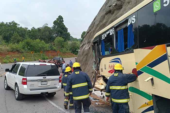 Brutal_Fuerte_choque_de_autobús_deja_varios_pasajeros_heridos_en_ValleDeBravo_2.jpg