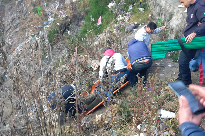 Brutal_Microbús_se_lleva_dos_autos_y_cae_por_barranco_en_Naucalpan_2.png