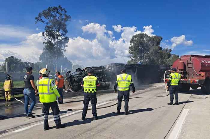 Brutal_Muere_chofer_calcinado_en_su_tráiler_en_la_México-Puebla_2.jpg