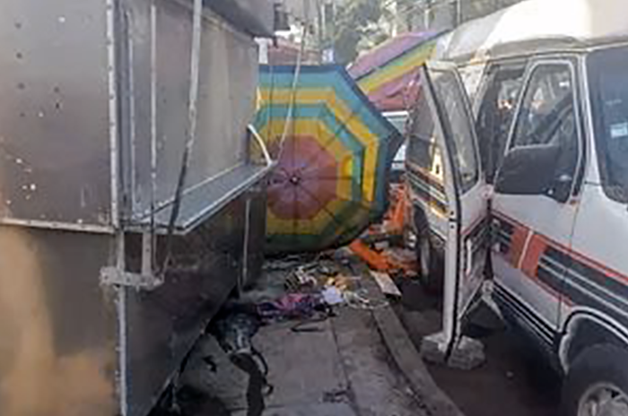 Brutal Tráiler impacta contra puente y arrasa con puesto de tamales en la México Querétaro 2