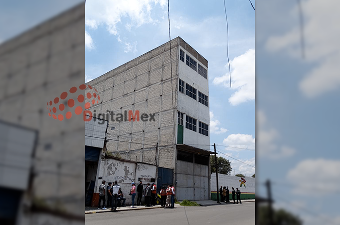 Cae elevador sobre dos trabajadores en Toluca 2