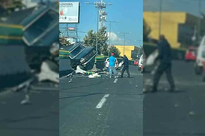 Camioneta-cargada-de-cerdos-impacta-sobre-Paseo-Tollocan-en-Toluca-2.jpg