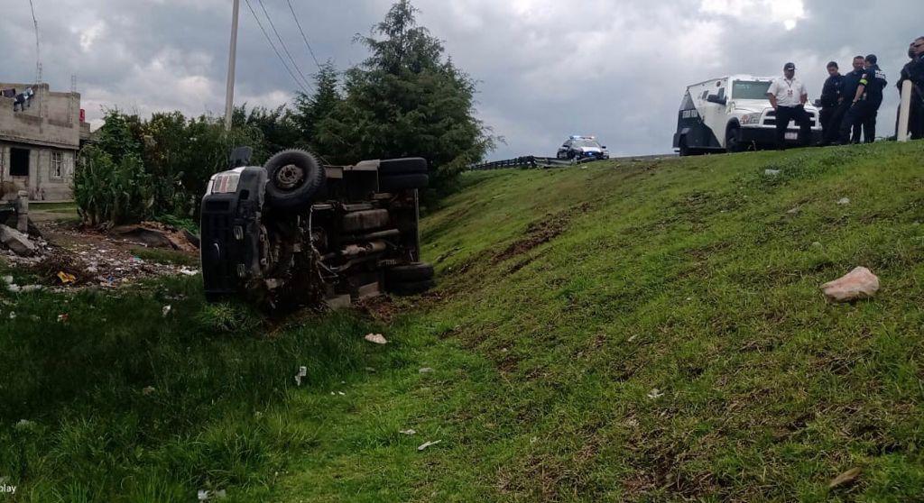 Camión con dinero vuelca en Toluca 2