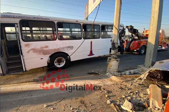 Camión_materialista_causa_accidente_en_Las_Torres_en_Metepec_2.jpg