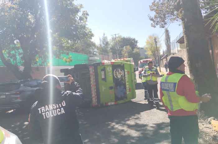 Caos_por_volcadura_de_ambulancia_en_Toluca.jpg