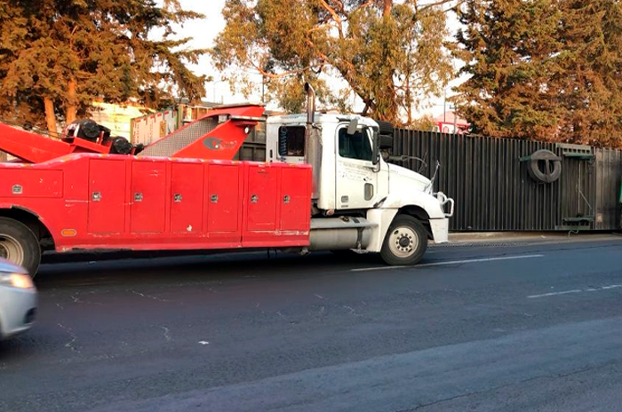 Caos vehicular por volcadura de tráiler en la Toluca 2