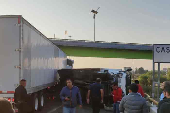 Caos_vial_por_choque_de_tráiler_en_el_Circuito_Exterior_Mexiquense_2.jpg