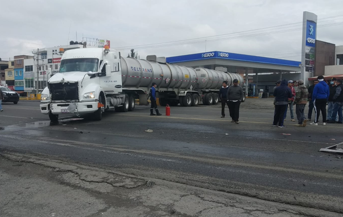 Choca camión y pipa en la Naucalpan Toluca 2