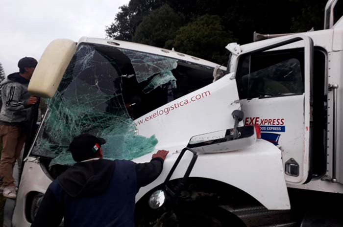 Chocan-autobús-contra-tráiler-en-Huixquilucan.jpg