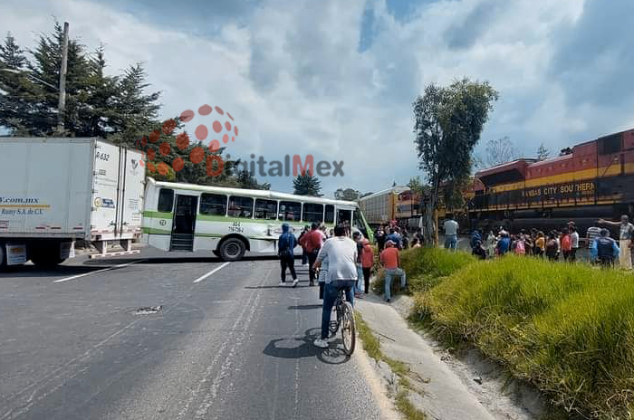Chocan tráiler y camión de pasajeros en Toluca hay varios heridos 2