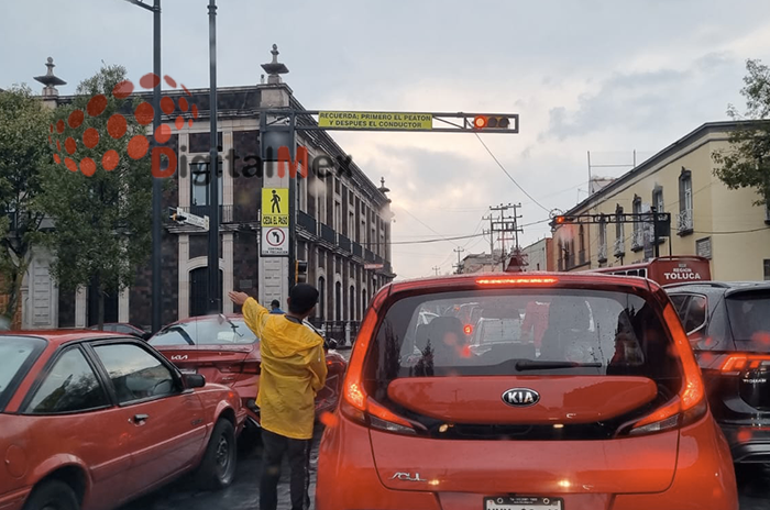 Ciudadanos demandan atender problemas de tránsito en Toluca 2