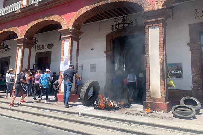 Con_quema_protestan_en_Otumba_por_falta_de_apoyo_para_combatir_incendio_2.jpg