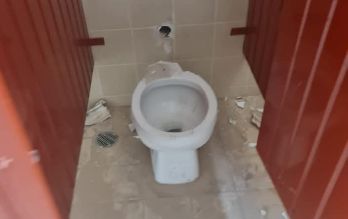 Desmanteló los sanitarios de una escuela en Tecámac 2