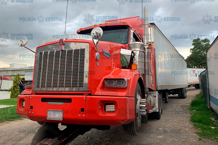 Detienen a dos con la caja de un tráiler robado en Toluca 2