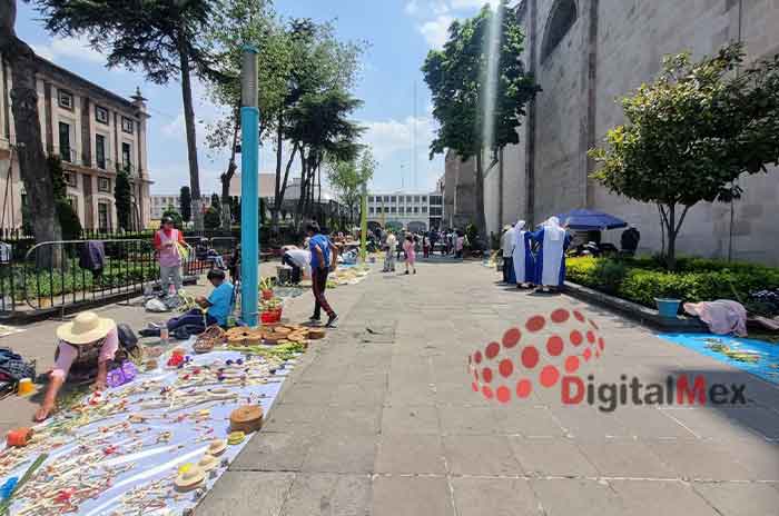 Domingo_de_Ramos_cientos_de_familias_llegan_a_Catedral_de_Toluca_2.jpg