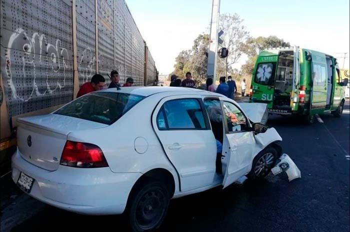 El-auto-que-quiso-ganarle-el-paso-al-tren.jpg