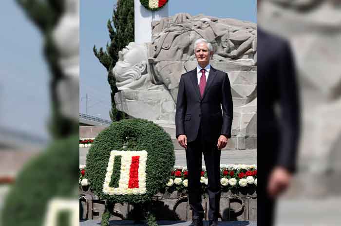 Encabeza_Del_Mazo_ceremonia_conmemorativa_por_sacrificio_de_los_Niños_Héroes_3.jpg