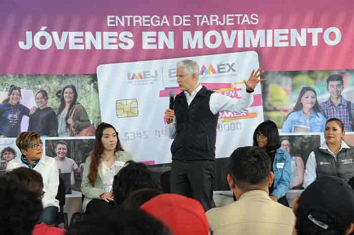 Entrega-Alfredo-Del-Mazo-tarjetas-Jóvenes-en-Movimiento.jpg