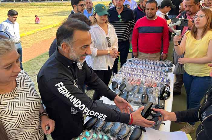 Entrega-alcalde-equipamiento-médico-lentes-y-tabletas-en-Metepec-3.jpg