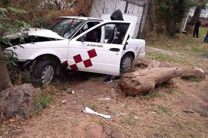 Fuerte_choque_entre_auto_y_taxi_deja_tres_heridos_en_Edoméx_2.jpg