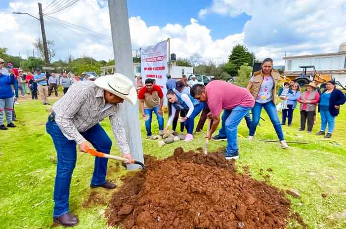 Inicia_Andri_Correa_obras_de_electrificación_en_VillaDelCarbón_3.jpg