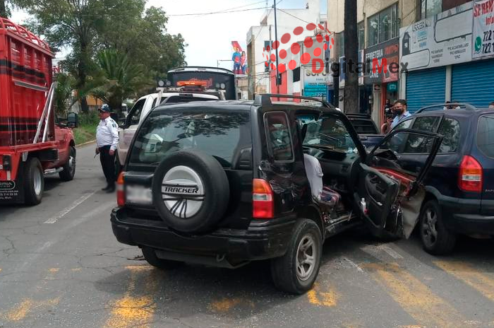 Intentó ganarle el paso al autobús y terminó en choque en Toluca 2