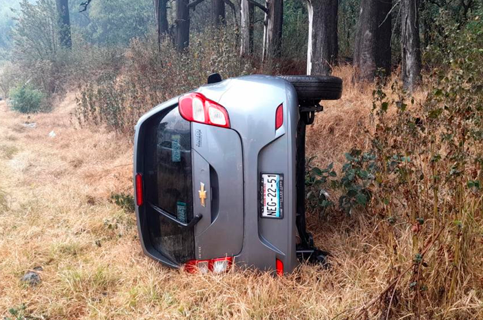 Lluvias provocan volcadura en la carretera México Toluca 2