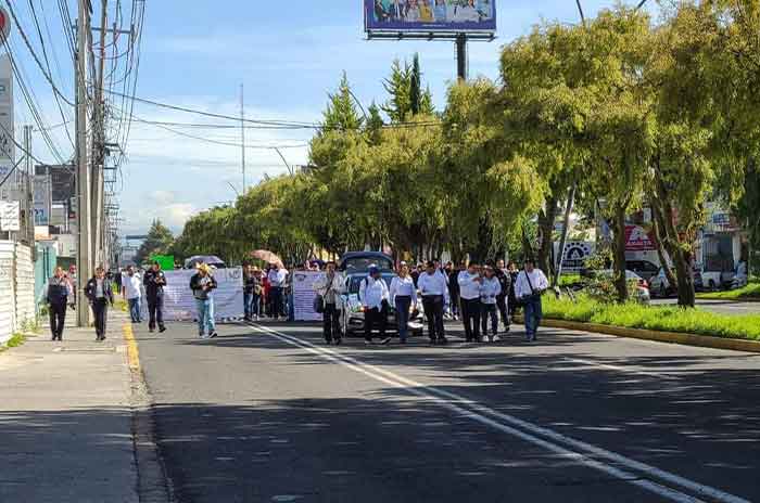 Maestros_del_CECyTEM_bloquean_avenida_Tecnológico_3.jpg