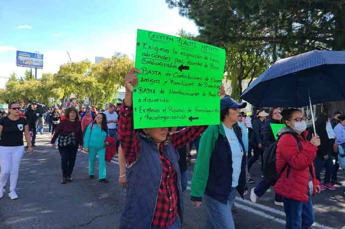 Maestros_del_CECyTEM_bloquean_avenida_Tecnológico_4.jpg