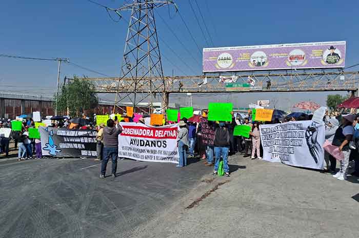 Precaución-Vecinos-bloquean-avenidas-en-Ecatepec-exigen-agua-2.jpg