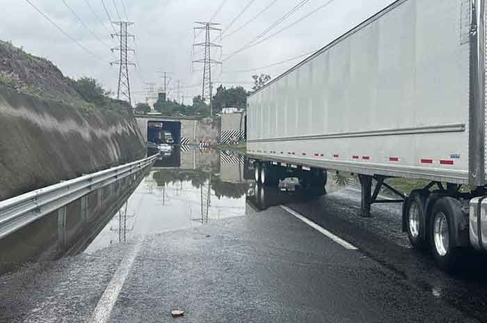 Precaución_Amanece_inundado_entronque_del_CEM_y_la_Chamapa-Lechería_no_hay_paso_2.jpg