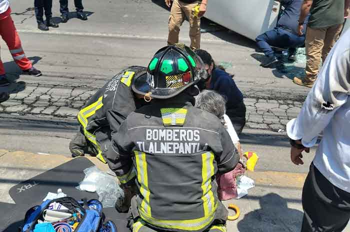 Precaución_Caos_vial_por_volcadura_de_combi_en_Tlalnepantla_2.jpg