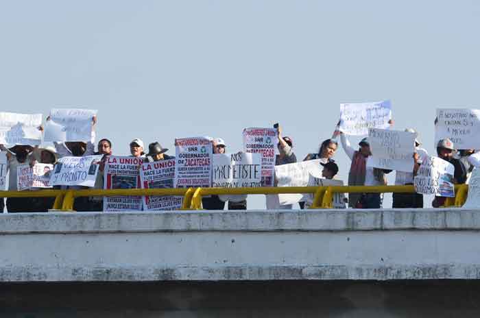 Precaución_Chatarreros_bloquean_la_Toluca-Atlacomulco_3.jpg