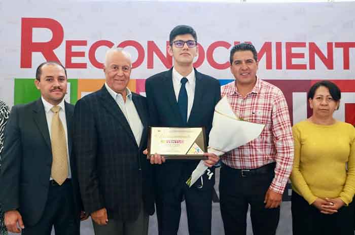 Premia_Abuzeid_Lozano_a_jóvenes_en_el_Mes_de_la_Juventud_en_Ixtlahuaca_2.jpg