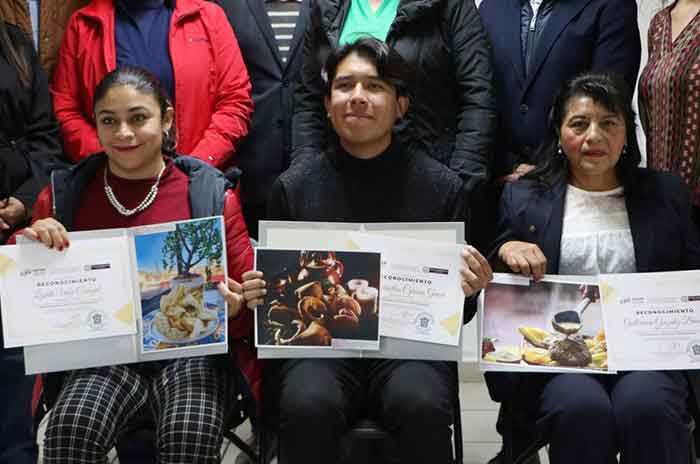 Premian_a_maestra_de_Chimalhuacán_en_Concurso_Fotográfico_del_OSFEM.jpg