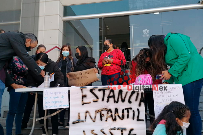 Protestan derechohabientes por cierre de instancias infantiles del ISSSTE en Toluca 2