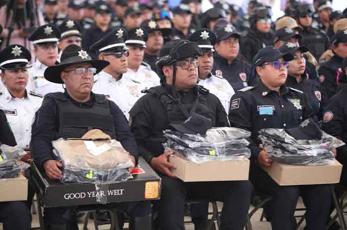 Reconocen_a_policías_de_Toluca_con_entrega_de_uniformes_2.jpg