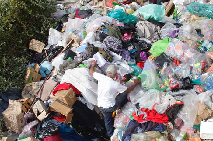 Rescatan-a-hombre-en-Ecatepec-acumuló-100-toneladas-de-basura-en-su-casa.jpg