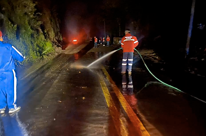 Restablecen circulación en carretera Toluca Ciudad Altamirano tras deslave 2