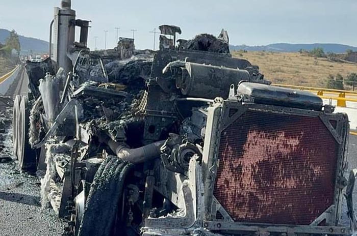 Se-incendian-tráileres-tras-choque-en-la-Texcoco-Calpulalpan-hay-un-herido.jpg
