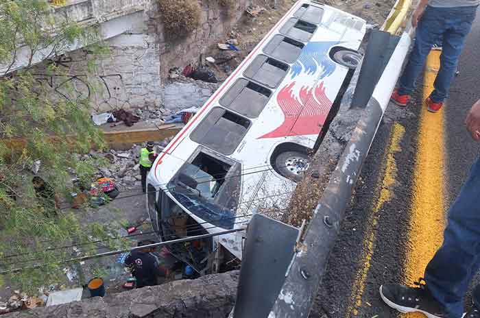 Se_estima_que_en_el_vehículo_viajaban_unas_50_personas_las_cuales_cayeron_unas_sobre_otras_12.jpg