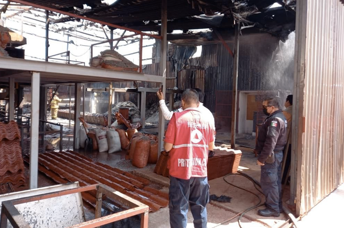 Se incendia fábrica de láminas en Coacalco 2