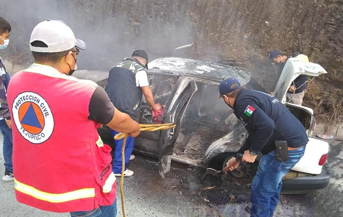 Taxi incendio en Tejupilco 2
