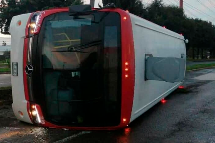 Toluca Amanece autobús volcado en Bulevar Aeropuerto 2